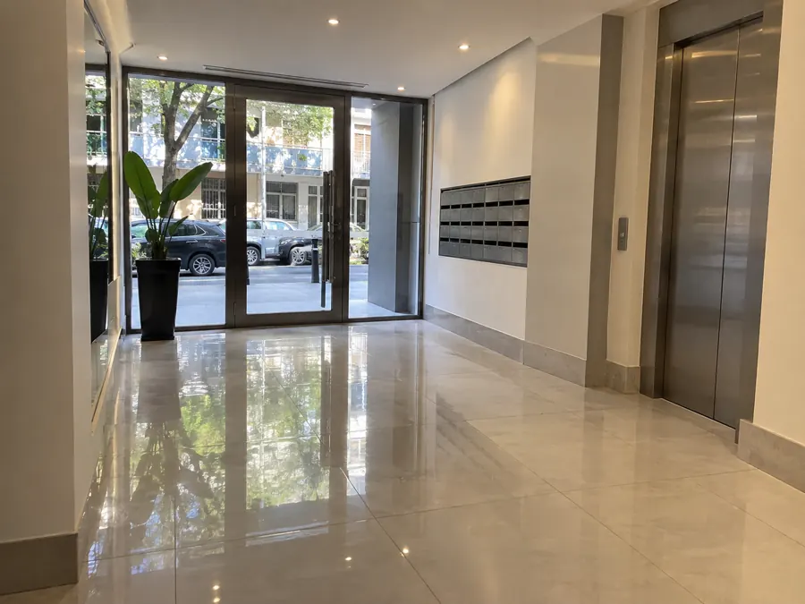 Después: Hall de entrada del edificio de Boyacá, limpio y listo para la entrega