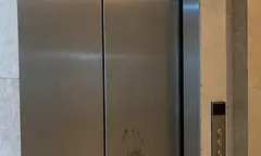 Ascensor antes de la limpieza