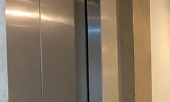 Puerta del ascensor restaurada