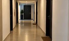 Pasillo después de la limpieza